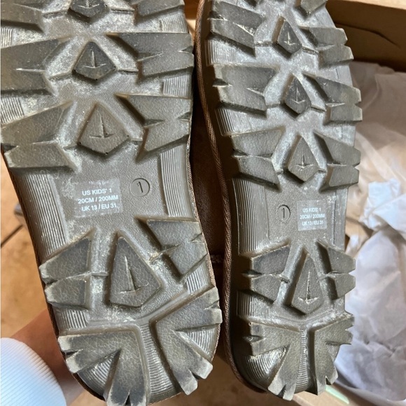 Kirkland Signature Girl’s Shearling  Ankle Boot Size 1 - Picture 2 of 5